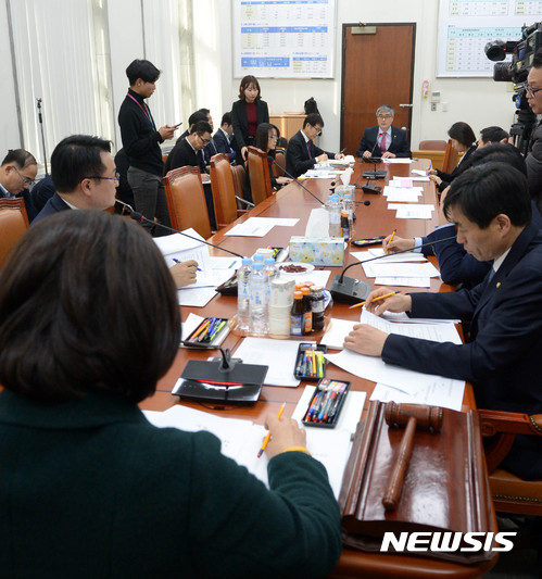 【서울=뉴시스】박주성 기자 = 17일 오후 서울 여의도 국회 교육문화체육관광위원회 소회의실에서 열린 제2차 교육문화체육관광위원회 안건조정위원회 회의에서 교육부 이영 차관이 참석해 역사교과서 관련 보고를 하고 있다.&nbsp;&nbsp; 이날 회의에서는 더불어민주당 도종환 의원이 대표발의한 역사교과용도서의 다양성 보장에 관한 특별법안과 더불어민주당 우상호 의원이 대표발의한 중·고등학교 역사교과서의 국정화 추진중단 및 폐기 촉구결의안을 논의한다. 2017.01.17.&nbsp; park7691@newsis.com