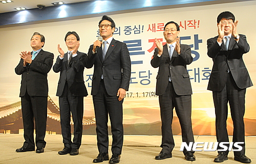 【전주=뉴시스】정경재 기자 = 17일 전북 전주 오펠리스 웨딩홀에서 열린 '바른정당 전라북도당 창당대회'에 참석한 주요 당직자들이 무대 위에서 발언을 하고 있다.  왼쪽부터 김무성, 유승민, 정병국, 주호영 의원, 이종구 정책위의장. 2017.01.17.  jkj1122@newsis.com 