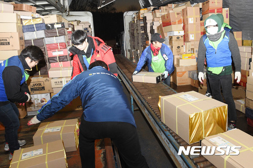 【서울=뉴시스】17일 서울 서초구 농협하나로클럽 양재점 택배코너에서 고객들이 접수한 설 택배를 직원들이 추위 속에 포장작업과 배송작업을 하고 있다. 농협유통은 선물세트 3만원 이상 구매 고객에게 무료택배 서비스를 제공하고 있다. 2017.01.17. (사진=농협유통 제공) photo@newsis.com