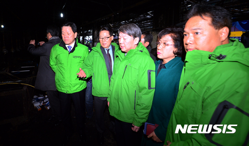 【여수=뉴시스】류형근 기자 = 국민의당 박지원 대표와 주승용 원내대표, 안철수 전 대표, 이용주 의원 등이 17일 오후 전남 여수시 교동 여수수산시장 화재현장을 둘러보고 있다. 2017.01.17.&nbsp; hgryu77@newsis.com