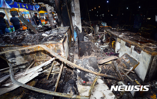【여수=뉴시스】류형근 기자 = 17일 오후 전남 여수시 교동 여수수산시장 화재현장. 불에 탄 잔해들이 그대로 남아 당시의 상황을 보여주고 있다. 2017.01.17.&nbsp; hgryu77@newsis.com