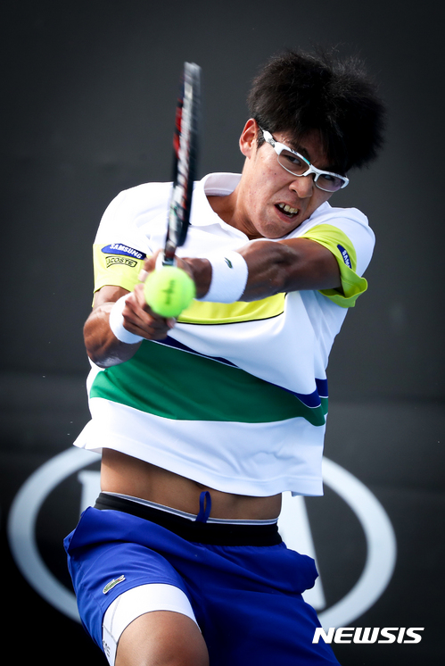 【서울=뉴시스】정현 선수가 호주 멜버른에서 열리고 있는 2017 호주오픈에서 아르헨티나의 렌조 올리보를 상대로 3-0으로 승리를 거두고 2회전에 진출했다고 대한테니스협회가 17일 밝혔다. 2017.01.17. (사진=대한테니스협회 제공)&nbsp; photo@newsis.com 