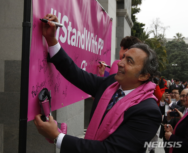 [새크라멘=AP/뉴시스] 아미 베라 민주당 하원의원이 2017년 1월17일(현지시간) 캘리포니아주 새크라멘토에서 열린 집회에 참석한 모습. 2019.12.16.