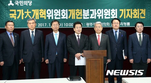 【광주=뉴시스】신대희 기자 = 국민의당 국가대개혁위원회 정동영 위원장, 김동철 개헌분과 위원장, 천정배 전 대표 등 개헌분과 위원들이 18일 오전 광주시의회 브리핑룸에서 기자회견을 열고 '개헌을 통해 국가 개혁을 이루겠다'고 발표하고 있다. 2017.01.18. sdhdream@newsis.com