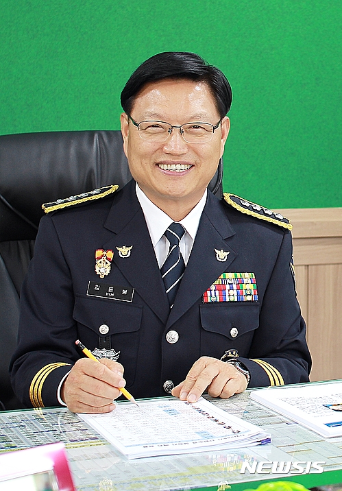 【군산=뉴시스】고석중 기자 = 18일 전북 군산경찰서장 취임 1주년을 맞은 김동봉 서장이 자신의 집무실에서 뉴시스 취재진을 보며 활짝 웃고 있다. 2017.01.18. k9900@newsis.com