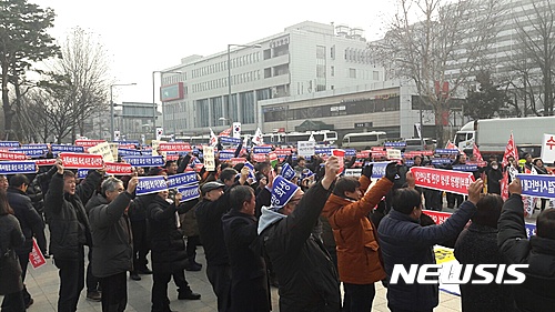 【화성=뉴시스】정재석 기자 = 경기 수원 군(軍) 공항 이전을 반대하는 화성 시민들이 18일 오전 10시30분 서울 용산 국방부 앞에서 '군공항 이전 반대' 집회를 했다. '군공항이전반대화성범시민대책위'와 시민·시민사회단체 등 500여명은 국방부 건너 전쟁기념관 앞에서 "화옹지구 주민을 비롯한 대다수의 화성시민은 군공항 화성 이전을 결사반대 한다. 수원·오산비행장에 의해 피해를 받아온 매향리 등 화성시민에 대한 폭력이다"며 "국방부는 화성시를 예비후보지로 거론조차 하지 말라"고 주장했다.2017.01.18.(사진 = 반대대책위 제공) photo@newsis.com