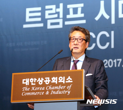 【서울=뉴시스】대한상공회의소(회장 박용만)가 18일 서울 중구 세종대로 상의회관에서 개최한 ‘트럼프 시대, 한국경제의 진로 세미나’에서 빅터 차(Victor Cha) 미국 CSIS(국제전략문제연구소) 석좌교수 겸 조지타운대 교수가 주제발표를 하고 있다. 2017.01.18. (사진=대한상공회의소 제공)&nbsp; photo@newsis.com