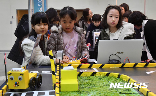 【나주=뉴시스】= 8일 전남 나주시가 (재)전남정보문화산업진흥원과 손잡고 '소프트웨어(SW)교육 활성화를 위한 업무협약'을 체결했다. 협약에 따라 나주지역 청소년들은 내년부터 일선 학교에 의무 교육으로 도입되는 코딩(Coding·웹 프로그램 명령어)을 비롯해 로봇, 3D프린팅 분야의 폭넓고 차별화된 교육과 창업 프로그램을 접할 수 있게 됐다. 사진은 교육박람회에서 사고력 향상에 도움이 되는 코딩을 체험 중인 어린이들. 2017.11.08 (사진=뉴시스DB) 