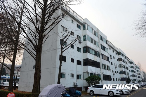 【서울=뉴시스】조성봉 기자 = 18일 서울시 도시계획위원회에서 서울 송파구 잠실주공5단지·잠실진주, 서초구 반포동 반포주공 1단지 등 재건축 사업을 추진 중인 강남권 주요 아파트 단지들에 대한 심의가 이뤄진다. 사진은 반포주공 1단지 모습. 2017.01.18. suncho21@newsis.com