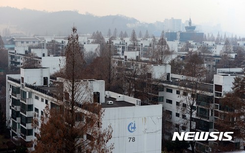 【서울=뉴시스】조성봉 기자 = 18일 서울시 도시계획위원회에서 서울 송파구 잠실주공5단지·잠실진주, 서초구 반포동 반포주공 1단지 등 재건축 사업을 추진 중인 강남권 주요 아파트 단지들에 대한 심의가 이뤄진다. 사진은 반포주공 1단지 모습. 2017.01.18. suncho21@newsis.com 
