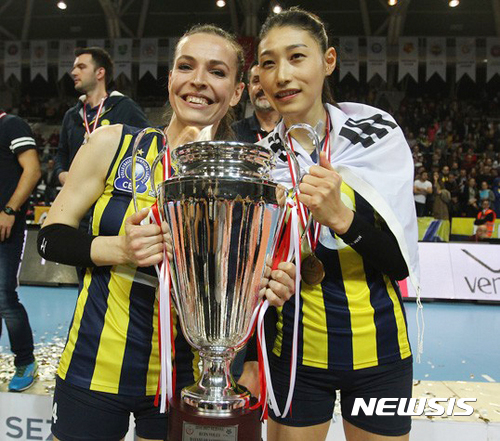 【서울=뉴시스】지난 18일(한국시각) 터키 앙카라 바슈켄트 배구경기장에서 김연경 소속팀인 페네르바체가 바키프방크를 상대로 터키컵 우승을 차지했다.&nbsp; 김연경이 우승 후 몸에 태극기를 두른 채 동료 에다 에르뎀과 트로피를 들고 포즈를 취하고 있다. 2017.01.19. (사진=페네르바체 홈페이지)&nbsp; photo@newsis.com