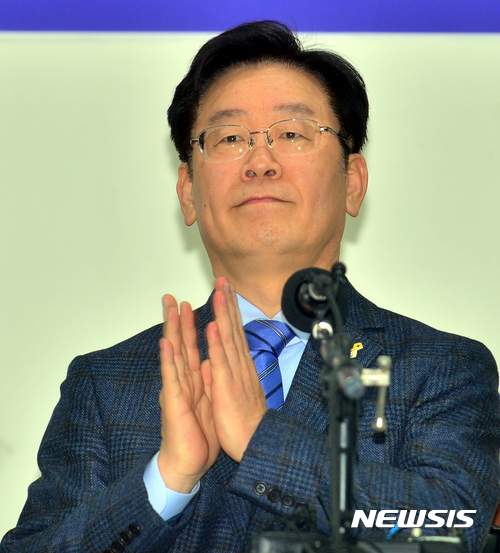 【광주=뉴시스】류형근 기자 = 이재명 성남시장이 19일 오후 광주 서구 염주체육관 국민생활관에서 열린 광주·전남언론포럼 초청토론회에 참석해 박수를 치고 있다. 2017.01.19.  hgryu77@newsis.com