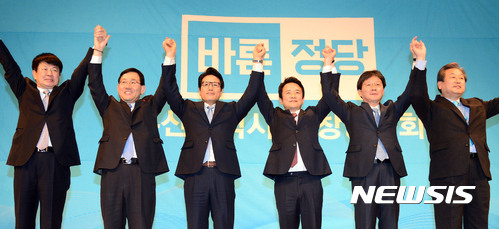 【부산=뉴시스】 하경민 기자= 19일 오후 부산 동구 부산항국제여객터미널 컨벤션센터에서 열린 바른정당 부산시당 창당대회에 참석한 이종구(왼쪽부터), 주호영, 정병국 의원, 남경필 경기지사, 유승민, 김무성 의원 등이 무대에 올라 손을 들고 인사하고 있다. 2017.01.19.&nbsp; yulnetphoto@newsis.com