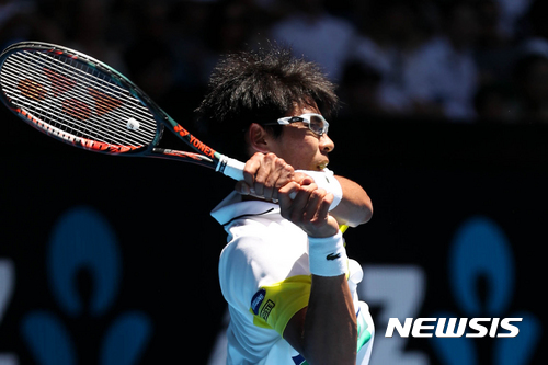 【서울=뉴시스】정현이 19일 호주 멜버른에서 열린 2017 호주오픈대회 2회전에서 그리고르 디미트로프(불가리아)와 경기를 하고 있다. 이날 정현은 세트스코어 1-3(6-1 4-6 4-6 4-6)으로 역전패를 당해 3회전 진출에 실패했다. 2017.01.19. (사진=대한테니스협회 제공) photo@newsis.com