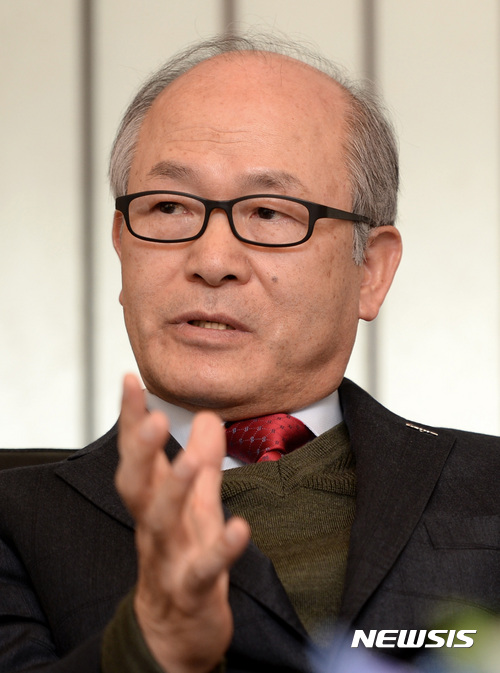 【서울=뉴시스】고범준 기자 = 정연대 코스콤 사장이 18일 오전 서울 영등포구 여의도 한국거래소 별관 집무실에서 뉴시스와 인터뷰를 하고 있다. 2017.01.19. bjko@newsis.com