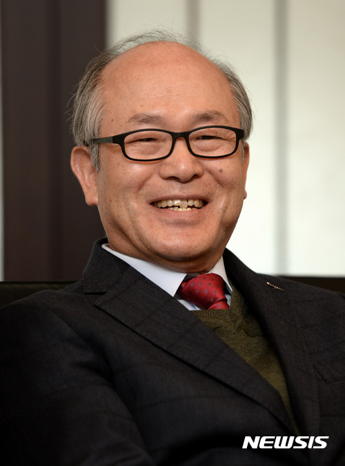 【서울=뉴시스】고범준 기자 = 정연대 코스콤 사장이 18일 오전 서울 영등포구 여의도 한국거래소 별관 집무실에서 뉴시스와 인터뷰를 하고 있다. 2017.01.19. bjko@newsis.com