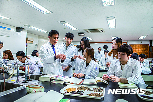 【경주=뉴시스】강진구 기자 = 동국대학교 경주캠퍼스는 한의과대학이 한국한의학교육평가원이 2016년 실시한 한의학교육 평가인증 결과 ‘5년 인증’을 받았다고 19일 밝혔다.사진은 동국대학교 한의대 학생들의 수업전경.2017.01.19.(사진=동국대학교 경주캠퍼스 제공) photo@newsis.com