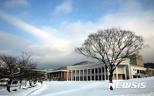 【목포=뉴시스】박상수 기자 = 목포대학교는 2017학년도 편입학 원서접수 결과, 366명 모집에 201명이 지원해 평균 0.55대 1의 경쟁률을 보였다고 20일 밝혔다. 사진은 눈내린 목포대 70주년 기념관. 2017.01.20 (사진=목포대 제공) photo@newsis.com