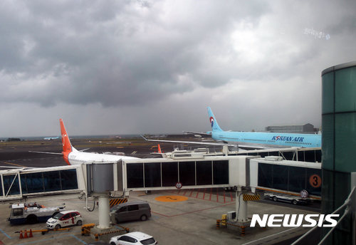 【제주=뉴시스】우장호 기자 = 20일 오후 제주국제공항 여객기 계류장 비행기 2대가 서 있다. 이날 제주공항에는 오전 2시부터 이착륙 방향에 윈드시어 특보가 내려졌다. 항공기상청은 찬 대륙고기압 영향으로 이날 밤까지 순간 풍속 초속 12m 내외의 강한 바람이 불고 1㎝ 미만의 눈이나 비가 내릴 것으로 예상했다. 2017.01.20. woo1223@newsis.com