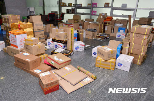 【서울=뉴시스】박진희 기자 = 설 명절을 일주일 앞둔 20일 오후 서울 여의도 국회 의원회관 택배 보관장소에 의원실로 보내온 택배상자들이 김영란법 통과 이전에 비해 비교적 한산한 모습을 보이고 있다. 의원회관을 전담하는 한 택배 기사의 전언에 따르면 "김영란법 통과 후 의원실에 배달되는 설 명절이 작년에 비해 1/4 가량 줄어들었다"고 한다. 2017.01.20.pak7130@newsis.com