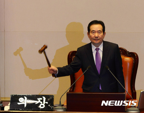 【서울=뉴시스】박주성 기자 = 20일 오후 서울 여의도 국회 본회의장에서 열린 본회의에서 중·고등학교 역사교과서의 국정화 추진중단 및 폐기 촉구결의안이 가결되고 있다. 2017.01.20.&nbsp; park7691@newsis.com 