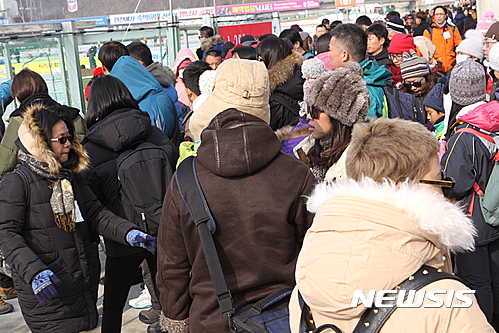 【화천=뉴시스】한윤식 기자 = 최근 강추위가 계속되면서 20일 강원 화천군 화천읍 딴산 유원지 인공폭포에는 거대한 얼음벽이 형성돼 아름다운 겨울 정취를 느끼게 한다. 2017.01.20. ysh@newsis.com.