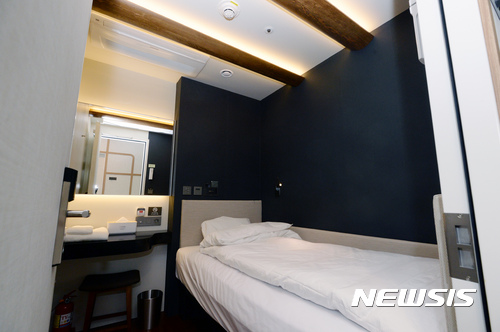 【인천공항=뉴시스】임태훈 기자 = 20일 오후 인천국제공항 교통센터에 자리한 국내 최초 캡슐 호텔 '다락 휴(休)'가 문을 열었다. 인천공항 내 환승과 심야 여행객의 편의를 위해 개발된 '다락 휴(休)'는 공항 교통센터 1층 동·서편에 총 60개 실로 마련되었으며, 시간당 7000~1만1000원 수준의 요금으로 이용 가능하다. 사진은 이날 오후 캡슐 호텔 '다락 휴(休)'의 내부 모습. 2017.01.20. taehoonlim@newsis.com
