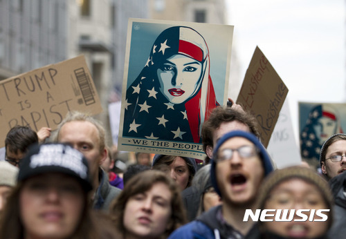 【워싱턴=AP/뉴시스】도널드 트럼프 대통령 당선인이 제45대 미국 대통령에 취임하는 20일(현지시간) 수도 워싱턴 DC 곳곳에 반대 시위가 산발적으로 벌어졌다. 이날 취임식장인근 보안검색대 인근에서 시위대가 피켓을 들고 시위를 벌이고 있다. 2017.01.21 