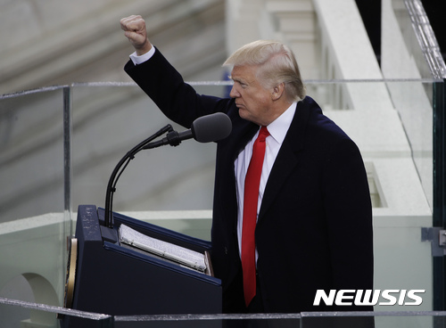【워싱턴=AP/뉴시스】도널드 트럼프가 20일(현지시간) 국회의사장에서 취임선서를 통해 미국의 45대 대통령으로 공식 취임했다. 트럼프 대통령이 취임선서와 연설을 마치고 주먹을 흔들어 보이고 있다. 2017. 01.21