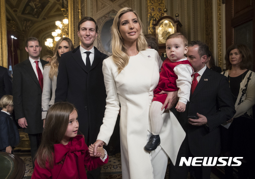 【워싱턴=AP/뉴시스】도널드 트럼프 미국대통령의 맏딸 이반카와 남편 재러드 쿠슈너가 지난 1월 20일(현지시간) 워싱턴 상원에서 트럼프 대통령이 각료임명법안에 서명하는 모습을 지켜본 후 두 자녀와 함께 떠나고 있다. 2017.02.02 