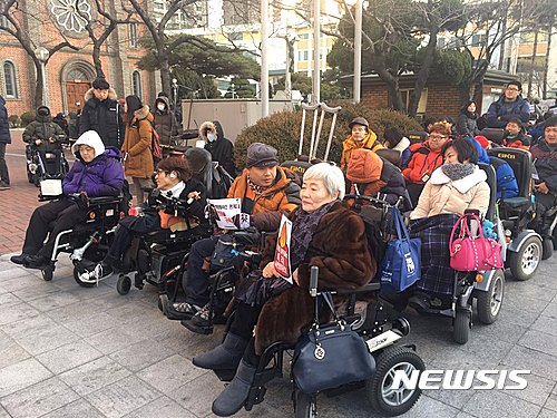 【대구=뉴시스】배소영 기자 = 대구장애인차별철폐연대는 21일 오후 대구 중구 계산성당 앞에서 대구시립희망원 사건 관계자 전원구속 등을 촉구하며 시국대회를 열고 있다. 2017.01.21. soso@newsis.com