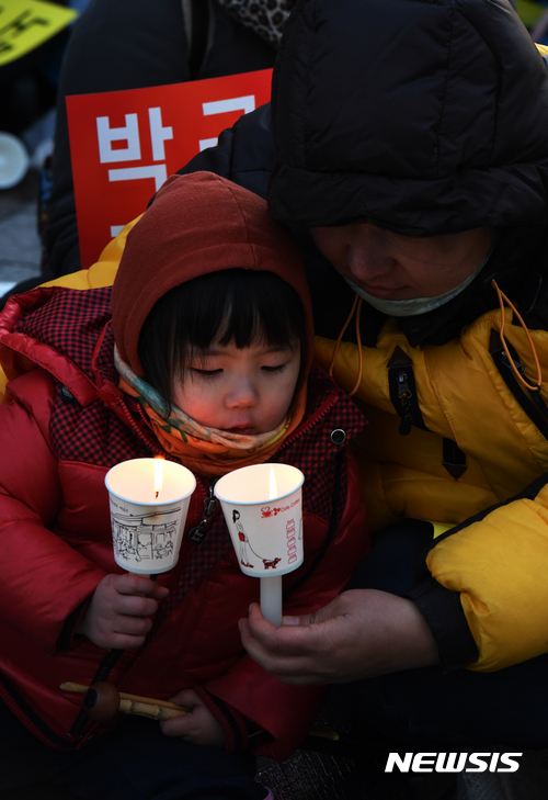 【울산=뉴시스】배병수 기자 = 21일 오후 울산롯데백화점 광장에서 영하의 날씨속에서 '박근혜 퇴진 울산시국촛불대회'가 열리고 . 2017.01.21.  bbs@newsis.com 