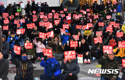 【울산=뉴시스】배병수 기자 = 21일 오후 울산롯데백화점 광장에서 영하의 날씨속에서 '박근혜 퇴진 울산시국촛불대회'가 열리고 . 2017.01.21.  bbs@newsis.com 