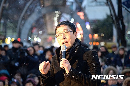 【전주=뉴시스】신동석 기자 = 21일 전북 전주시에서 11차 전북도민 총궐기대회가 '촛불이 이긴다, 조기탄핵, 공범자 처벌'을 주제로 열린 가운데 방송인 김제동씨가 참석해 시민들과 이야기를 나누고 있다. 2017.01.21  sds4968@newsis.com