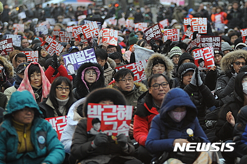 【전주=뉴시스】정경재 기자 = 21일 전북 전주시 관통로에서 열린 '제11차 전북도민 총궐기대회'에 참가한 시민들이 두터운 옷차림으로 박근혜 대통령 즉각 퇴진과 재벌 개혁 등을 요구하고 있다. 2017.01.21.  jkj1122@newsis.com