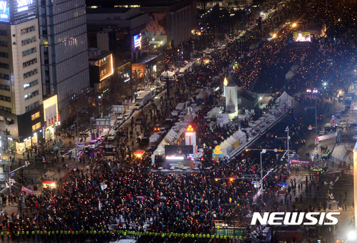 【서울=뉴시스】조성봉 기자 = 21일 오후 서울 종로구 광화문 광장에서 열린 ‘박근혜 대통령 즉각 퇴진과 조기 탄핵, 재벌 총수 구속촉구 13차 주말 촛불집회’에 참가한 시민들이 촛불을 밝히고 있다. 2017.01.21.  suncho21@newsis.com