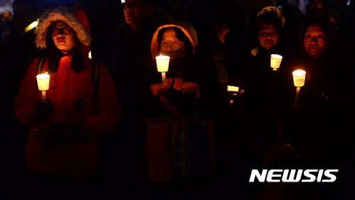 【서울=뉴시스】김선웅 기자 = 21일 오후 서울 종로구 광화문광장에서 열린 '박근혜 대통령 즉각 퇴진과 조기 탄핵, 재벌 총수 구속을 촉구하는 13차 주말 촛불집회'에서 시민들이 촛불을 들고 대통령 퇴진을 촉구하고 있다. 2017.01.21.  mangusta@newsis.com