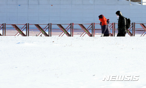 【서울=뉴시스】 권현구 기자 = 서울의 아침 최저 기온이 영하 10도를 기록하는 등 전국이 영하의 날씨를 보인 22일 오전 서울 광진구 뚝섬한강공원을 찾은 시민들이 추위를 피해 발걸음을 재촉하고 있다. 2017.01.22. stoweon@newsis.com