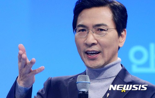 【서울=뉴시스】전신 기자 = 더불어민주당 소속 안희정 충남지사가 22일 서울 종로구 굿씨어터에서 열린 '전무후무 즉문즉답 출마선언'에서 대선 출마 포부를 밝히고 있다. 2017.01.22  photo1006@newsis.com