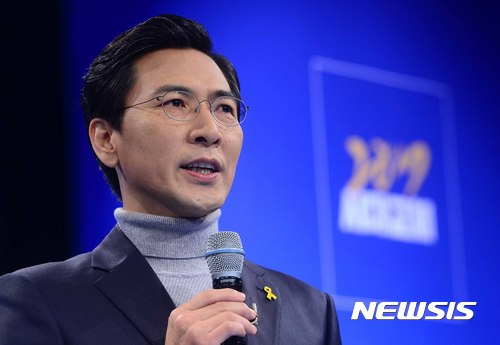 【서울=뉴시스】전신 기자 = 더불어민주당 소속 안희정 충남지사가 22일 서울 종로구 굿씨어터에서 열린 '전무후무 즉문즉답 출마선언'에서 대선 출마 포부를 밝히고 있다. 2017.01.22&nbsp; photo1006@newsis.com