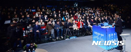 【서울=뉴시스】전신 기자 = 더불어민주당 소속 안희정 충남지사가 22일 서울 종로구 굿씨어터에서 열린 '전무후무 즉문즉답 출마선언'에서 대선 출마 포부를 밝히고 있다. 2017.01.22&nbsp; photo1006@newsis.com