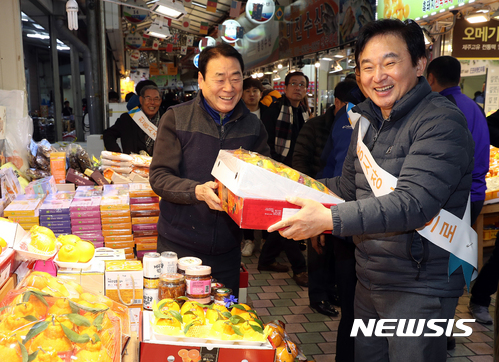 【제주=뉴시스】우장호 기자 = 22일 오전 원희룡 제주지사가 설 명절을 앞두고 제주시 동문로에 위치한 동문시장을 찾아 시장 상인들을 격려하고 있다. 2017.01.22. (사진=제주도청 제공) photo@newsis.com