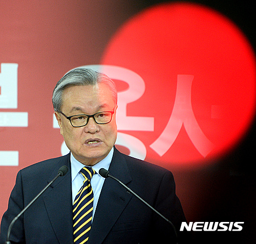 【서울=뉴시스】김진아 기자 = 새누리당 인명진 비상대책위원장이 22일 오후 서울 여의도 당사에서 열린 ‘재창당’을 위한 정치·정당·정책 혁신과제 발표 기자회견을 하고 있다.&nbsp; 인명진 비대위원장은 이날 기자회견에서 "새로운 보수 가치를 정립하는 재창당을 추진하겠다"고 선언했다. 2017.01.22.&nbsp; bluesoda@newsis.com 