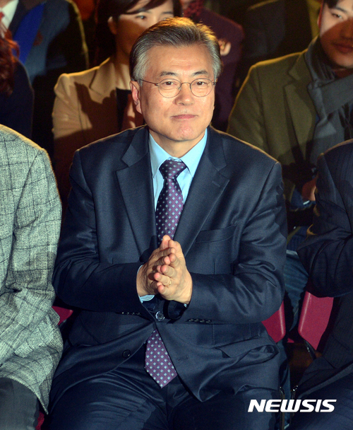 【광주=뉴시스】류형근 기자 = 더불어민주당 문재인 전 대표가 22일 오후 광주 서구 김대중컨벤션센터 1층 다목적홀에서 열린 포럼광주출범식에 참석해 박수를 치고 있다. 2017.01.22. hgryu77@newsis.com