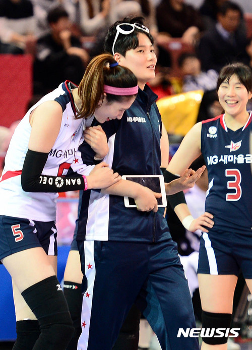 【천안=뉴시스】추상철 기자 = 22일 오후 충남 천안 유관순체육관에서 열린 'NH농협 2016-2017 V-리그 올스타전' 여자부 경기. V-스타 김희진이 최순실 패러디를 하고 있다. 2017.01.22. scchoo@newsis.com