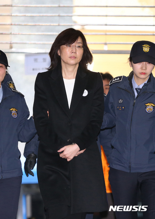 【서울=뉴시스】최진석 기자 = '문화계 블랙리스트' 작성에 관여한 혐의로 구속된 조윤선 전 문화체육관광부 장관이 22일 서울 강남구 대치동 '박근혜 정부의 최순실 등 민간인 국정농단 사건 수사 특별검사팀' 사무실로 소환되고 있다. 이날 박영수 특별검사팀은 문화계 지원 배제 명단인 이른바 '문화계 블랙리스트' 작성을 주도한 혐의로 구속된 김기춘 전 청와대 비서실장과 조윤선 전 문화체육관광부 장관, 삼성 특혜지원과 관련 구속된 최순실 조카 장시호, 직권남용 등 혐의로 구속된 차은택 전 창조경제추진단장, 최순실씨의 딸 정유라 학사비리 혐의로 구속된 이인성 이화여대 의류산업학과 교수와 남궁곤 전 이화여대 입학처장을 소환했다. 2017.01.22. photo@newsis.com