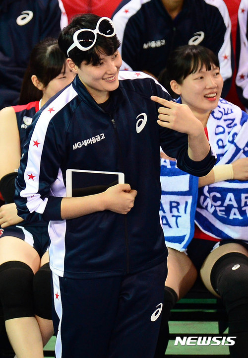 【천안=뉴시스】추상철 기자 = 22일 오후 충남 천안 유관순체육관에서 열린 'NH농협 2016-2017 V-리그 올스타전' 여자부 경기. V-스타 김희진이 최순실 패러디를 선보이고 있다. 2017.01.22. scchoo@newsis.com