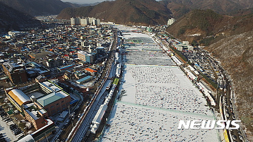 【화천=뉴시스】한윤식 기자 = 강원 일부지역에 영하 10도 이하로 뚝 떨어지며 강추위를 보이고 있는 22일 화천 산천어축제에 수많은 인파가 몰려 겨울낭만을 만끽하고 있다.2017.01.22. ysh@newsis.com