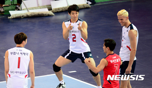 【천안=뉴시스】추상철 기자 = 22일 오후 충남 천안 유관순체육관에서 열린 'NH농협 2016-2017 V-리그 올스타전'. K-스타 선수들이 댄스 세러모니를 하고 있다. 2017.01.22. scchoo@newsis.com