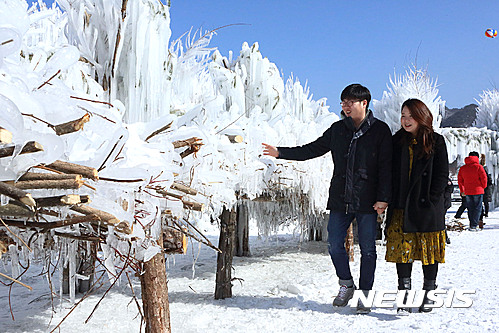 【인제=뉴시스】한윤식 기자 = 강원 일부지역에 영하 10도 이하로 뚝 떨어지며 강추위를 보이고 있는 22일 인제 빙어축제장을 찾은 관광객들이 겨울낭만을 즐기고 있다.2017.01.22.(사진=인제군청 제공)&nbsp;&nbsp; ysh@newsis.com&nbsp; 